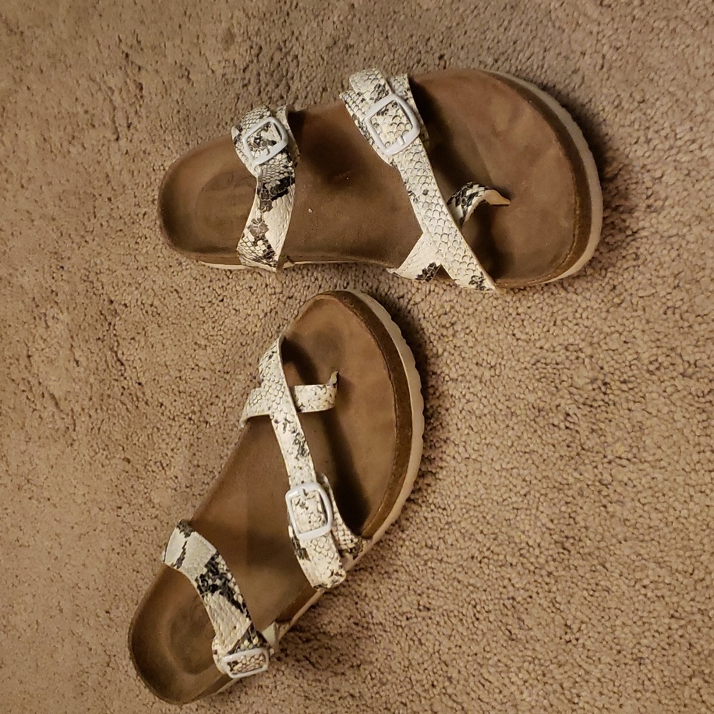 3/$10 Northside White Snakeskin Sandals Sz 8